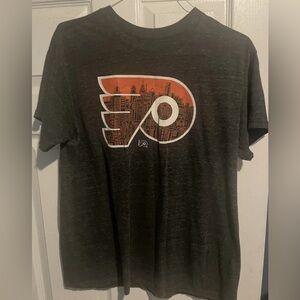 Philadelphia Flyers Philadelphia Skyline Fanatics T-Shirt. Size XL